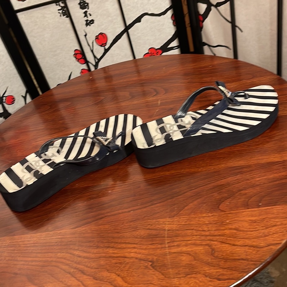 Guess Flip Flops - Picture 9 of 11